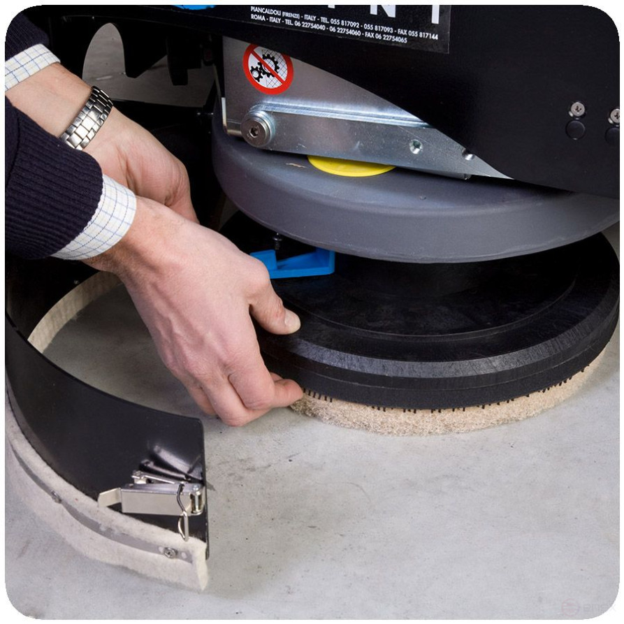 Battery cleaning machine with operator