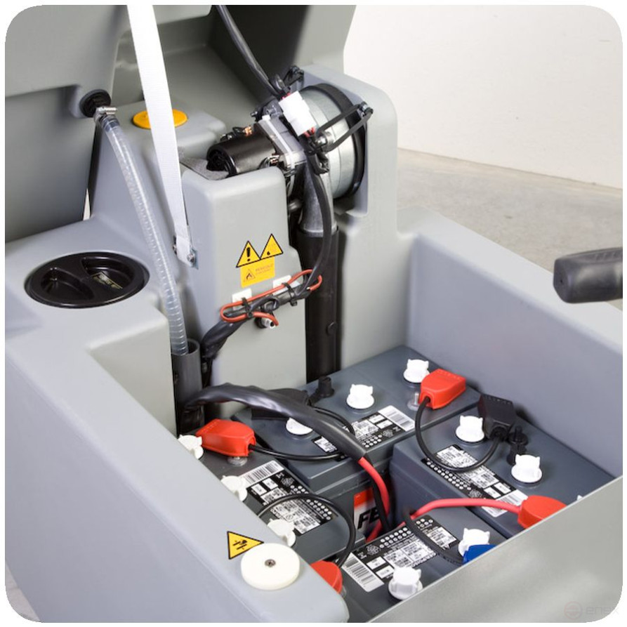 Battery cleaning machine with operator