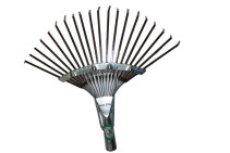 Fan-shaped sliding galvanized wire rake, 18 teeth.