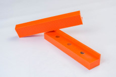 Plastic magnetic pads on the jaws of the vise 150 mm