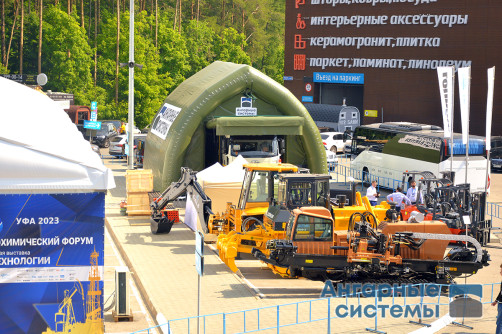Pneumokarkasny hangar — mobile garage for military industrial complex