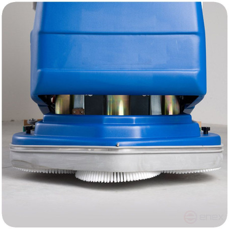 Battery cleaning machine with operator