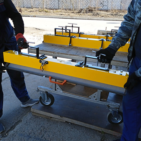 Магнитный подборщик для вилочного погрузчика с системой очистки