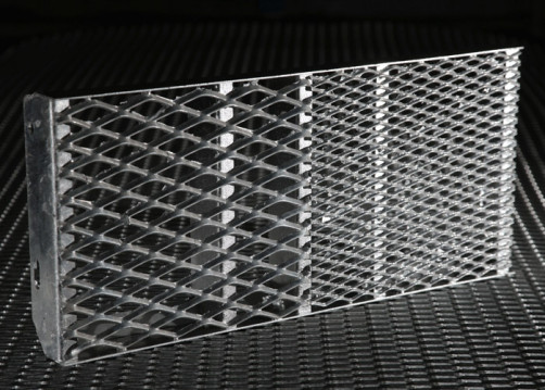 All-metal prosechno-exhaust mesh zinc 20x10; 1x5. 4 rolls