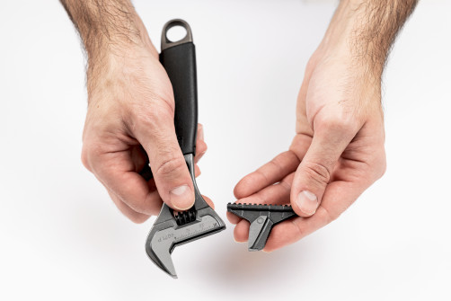 Adjustable reversible wrench with a grip for ERGO pipes, length 158/grip 21 mm, rubber handle