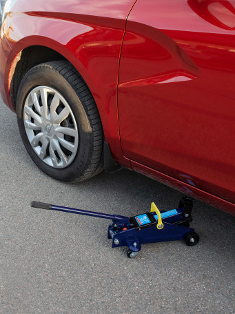 Hydraulic jack 2 t, in a case, lifting height 145-300 blue