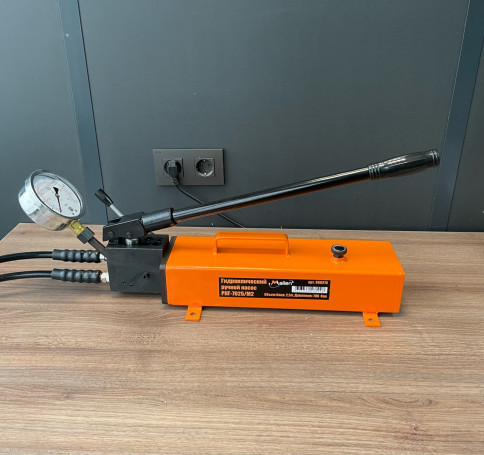 Manual hydraulic two-stage double-acting pump RNG-7025/M2 (pressure gauge, 700 bar, 2.5 l, RVD 2 pcs x 1.8 m) MALIEN