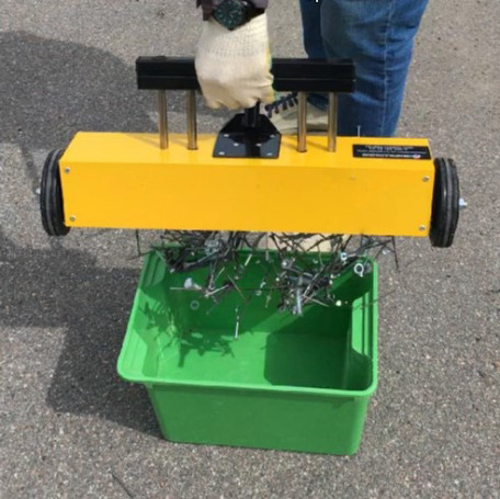 Magnetic collector on wheels with PROF-MAGNET cleaning system, 550 mm