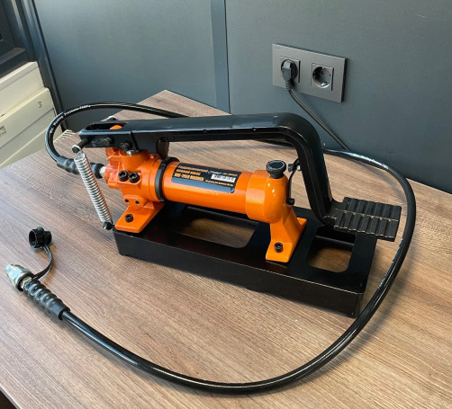 Foot-mounted two-stage hydraulic pump NG-7008 (700 bar, 0.8 L, 1.8 m high pressure) MALIEN