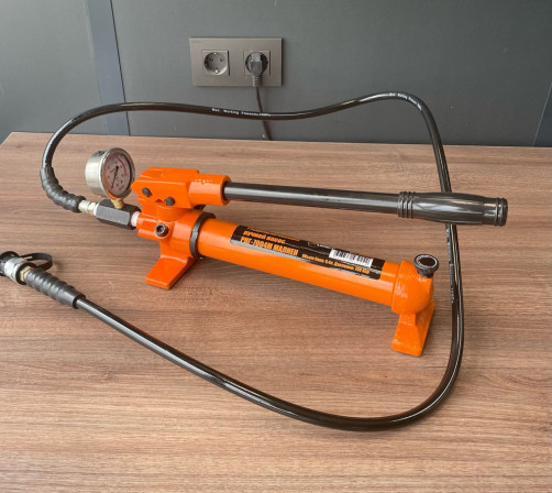 Hydraulic hand pump RNG-7004M (pressure gauge, 700 bar, 0.4 L, RVD 1.8 m) MALIEN