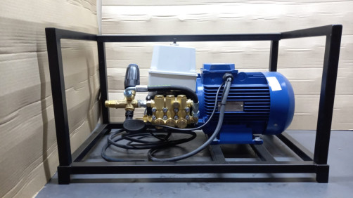 ACG AVD LUXOR RR 90.250 TST is a stationary high-pressure device on a frame