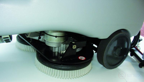 Battery-powered scrubbing machine with an operator