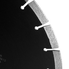Diamond segment disc on fresh concrete Messer A/A. The diameter is 350 mm.