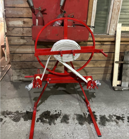 A machine with a manual drive for rolling fire hoses onto a new rib and winding them into a single or double roll SPPR-03 MALIEN