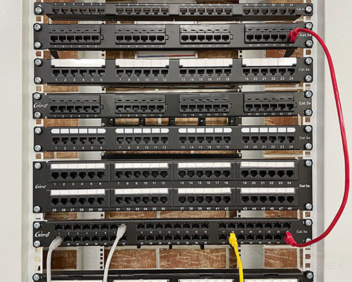 Комплект крепежа Ripo (винт M6, квадратная гайка, пластиковая шайба) для крепления аксессуаров в 19"