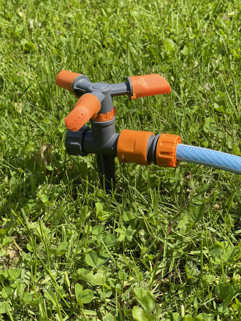 3x horn rotating sprinkler on a peg.