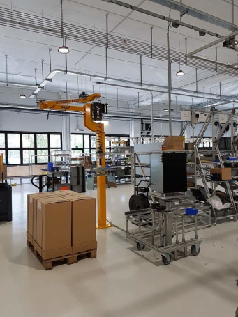 Liftronic® Easy Manipulator on a column with an arrow L80CH