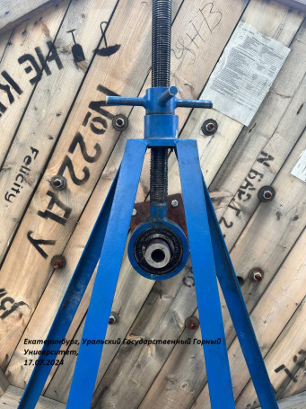 DC-6VMU MALIEN upgraded cable jack, drums up to No. 26, g/n up to 6 tons (set: 2 racks, 2 screw rods on bearings + bearing assemblies for the axle, axis d=64 mm, L=2500 mm with clamping shoes)