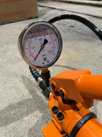 Manual hydraulic two-stage pump RNG-7010M (pressure gauge, 700 bar, 1.0 L, RVD 1.8 m) MALIEN