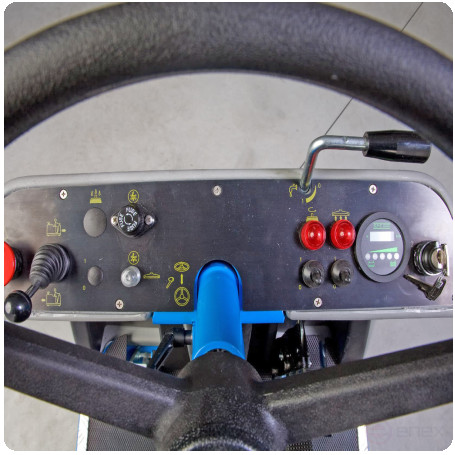 Поломоечная аккумуляторная машина с местом оператора UNICA 100, c АКБ Гель 240 Ач