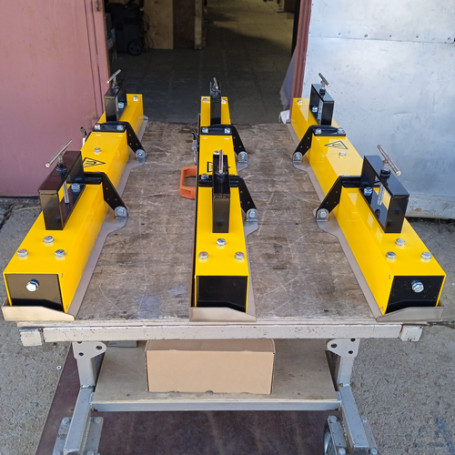 Магнитный подборщик для вилочного погрузчика с системой очистки