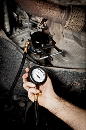 Clip for quick control of engine oil pressure