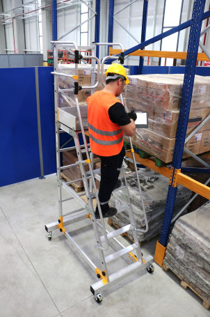 Warehouse ladder-platform of 5 steps