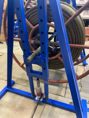 Hydraulic cable jack with bearings DK-2GPP MALIEN, drums from No. 8 to No. 16, g/n up to 2 tons (set: 2 racks assembled with hydraulic jacks, 2 bearing units, axis 48/1350 mm with clamping shoes)