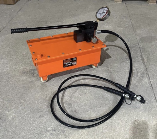 Manual hydraulic two-stage double-acting pump RNG-70150/M2 (pressure gauge, 700 bar, 15 l, RVD 2 pcs x 1.8 m) MALIEN