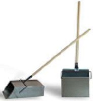 Совок - ловушка для мусора с деревянным черенком