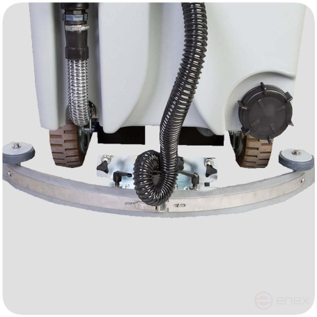 Battery cleaning machine with operator