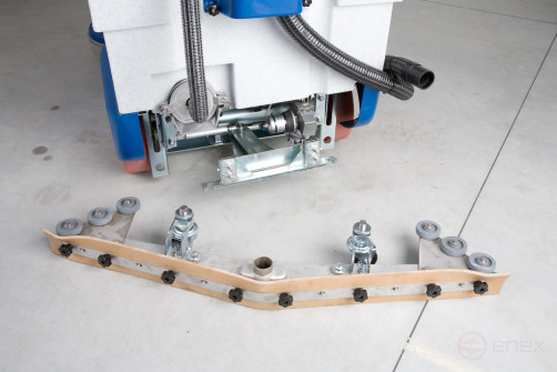 Battery cleaning machine with operator