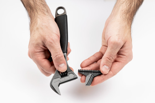 Adjustable reversible wrench with a grip for ERGO pipes, length 208/grip 28 mm, rubber handle