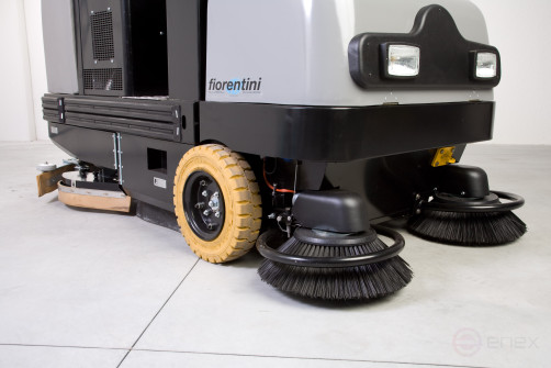 Подметально-поломоечная машина с местом оператора с дизельным двигателем I 115 SSDB