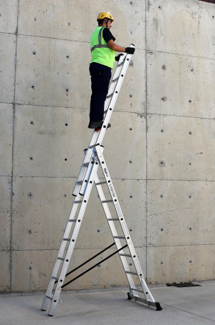 Трёхсекционная лестница 3x8 ступеней