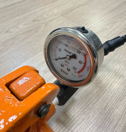 Hydraulic hand pump RNG-7004M (pressure gauge, 700 bar, 0.4 L, RVD 1.8 m) MALIEN