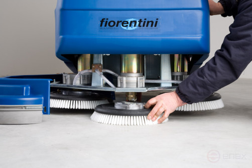 Battery cleaning machine with operator