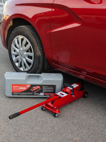 Hydraulic jack 3 t, in a case, lifting height 135-390 red