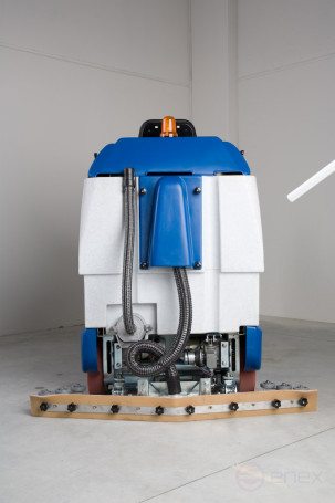 Battery cleaning machine with operator