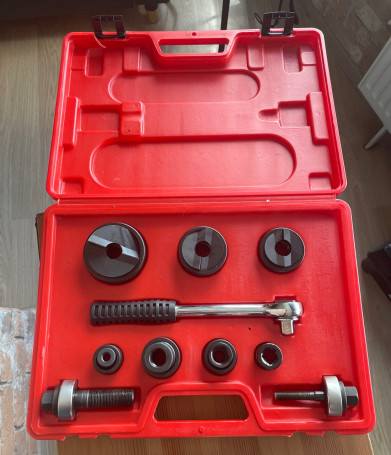 PLM-60 MALIEN mechanical sheet metal punch with a set of punch shapes: 22.5 mm; 28.3 mm; 34.6 mm; 43.2 mm; 49.6 mm; 61.5 mm