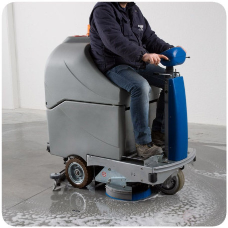 Battery cleaning machine with operator