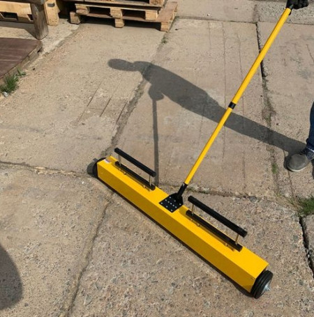 Magnetic picker on 1000 mm wheels with PROF-MAGNET cleaning system