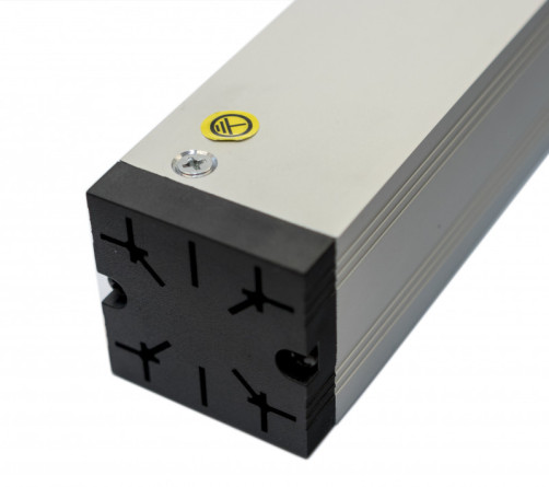 SHZ19-8SH-S-2.5EU Блок розеток для 19" шкафов, горизонтальный, 8 розеток Schuko, выключатель с подсветкой, кабель питания 2.5м (3х1.5мм2) с вилкой Schuko 16A, 250В, 482.6x44.4x44.4мм (ДхШхВ), корпус алюминий