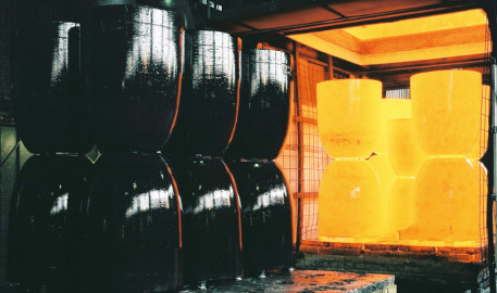 Along with crucibles made of clay graphite and silicon carbide for non-ferrous metals, the group Aug. Gundlach supplies crucibles made of quartzite and spinel for casting gray cast iron and steel.