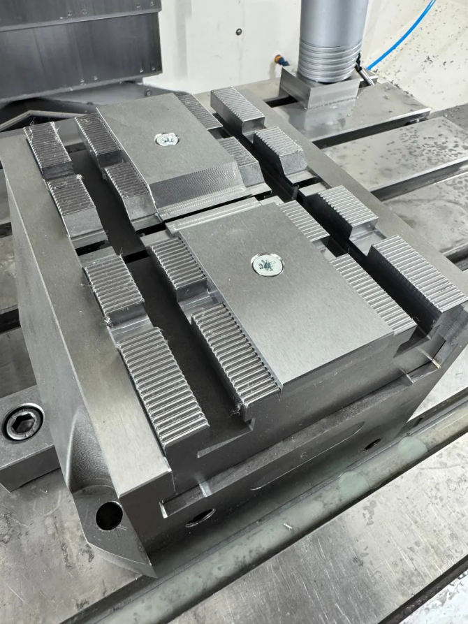 Pneumatic self-centering vise TSP-M (upgraded)
