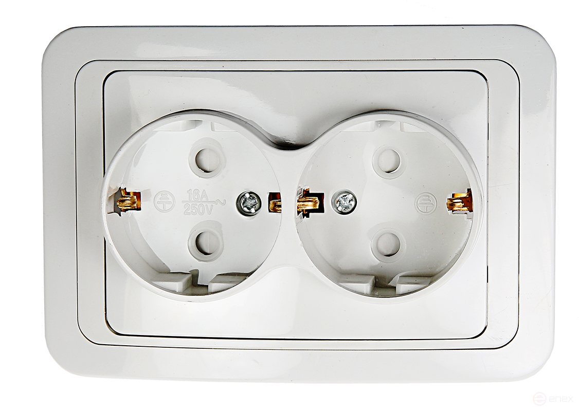 Розетка двойная с заземлением со шторкой CLASSICO белая 2128x IN HOME