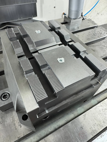 Pneumatic self-centering vise TSP-M (upgraded)